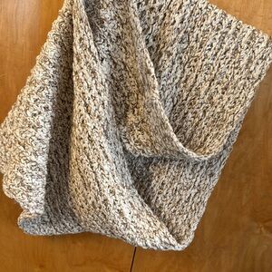 Look- Chunky infinity scarf camel and white
